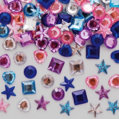 Pedras decorativas coloridas em várias formas e cores sobre fundo branco