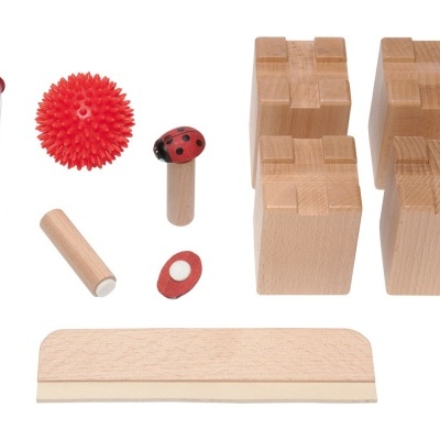 Conjunto de peças de madeira e plástico para montagem, sobre fundo branco