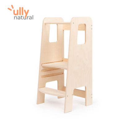 Torre de aprendizagem infantil em madeira clara com recortes laterais