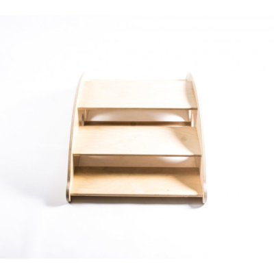 Escada pequena de madeira clara com três degraus