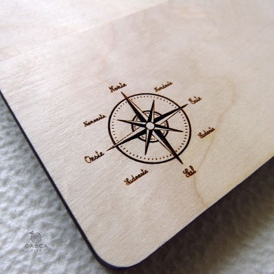 Placa de madeira com rosa dos ventos gravada a laser em castanho