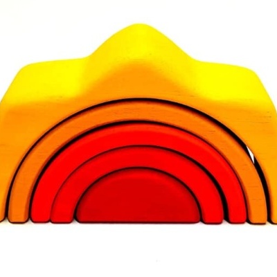 Brinquedo arco-íris de madeira colorido em amarelo, laranja e vermelho.