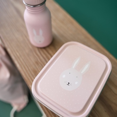 Garrafa térmica rosa e caixa de almoço rosa com coelho branco em superfície de madeira