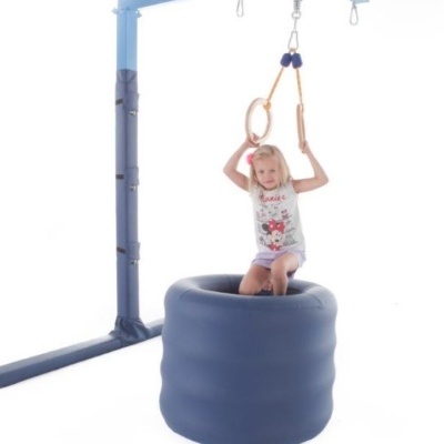 Estrutura de ginástica infantil com argolas de madeira e cilindro almofadado azul