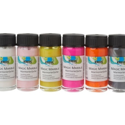 Seis frascos de tinta para marmoreado Kreul Magic Marble em várias cores alinhados