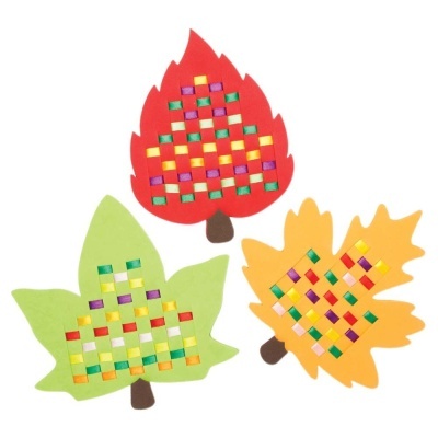 Três folhas coloridas de papel com trançado colorido no centro