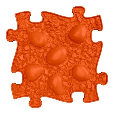 Forma de silicone laranja com cavidades em formato de coração e bordas de puzzle