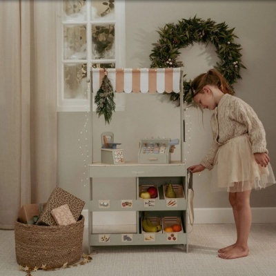 Carrinho de madeira para brincar com frutas, legumes e caixa registadora, menina a jogar ao lado