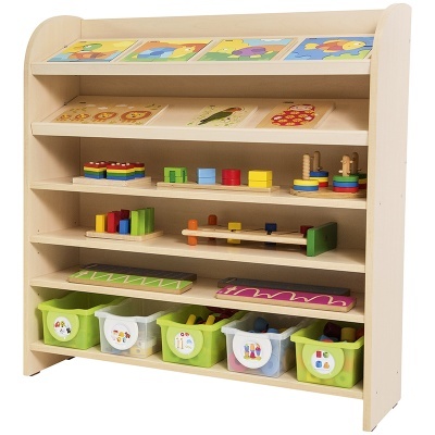Estante de madeira clara com brinquedos educativos e caixas plásticas na base