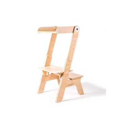 Cadeira de madeira clara com design simples e moderno