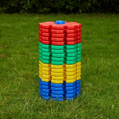 Blocos de construção coloridos empilhados sobre relva