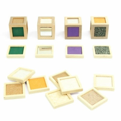 Cubos e quadrados em madeira com superfícies texturizadas coloridas