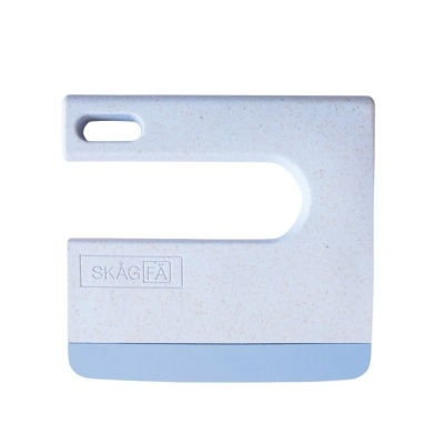 Espátula de cozinha branca com borda azul e marca SKÅG FÄ