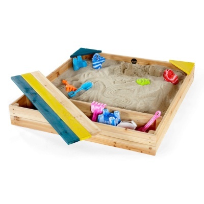 Caixa de areia de madeira com brinquedos coloridos em tons azul, amarelo, laranja e rosa