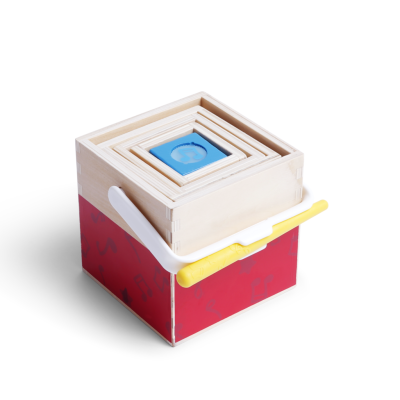 Conjunto de caixas de madeira empilhadas dentro de caixa vermelha com alça branca e ferramenta amarela