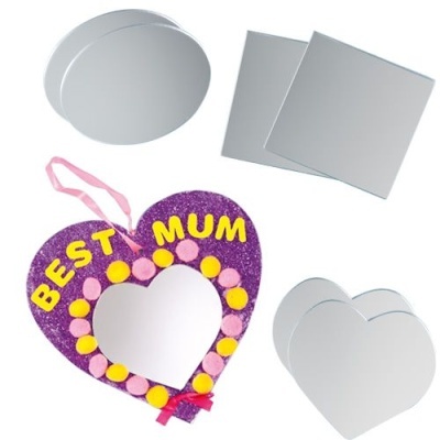 Espelhos em diferentes formatos incluindo coração com decoração e texto BEST MUM