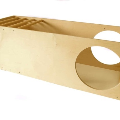 Estrutura de madeira clara com buraco circular e divisórias internas