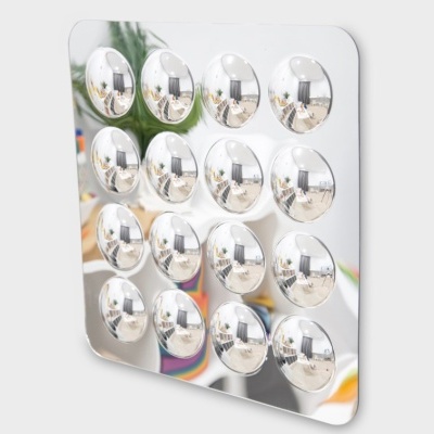 Painel quadrado branco com 16 espelhos convexos circulares