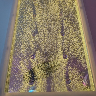 Painel retangular com bolhas de ar e luzes amarelas com botões coloridos