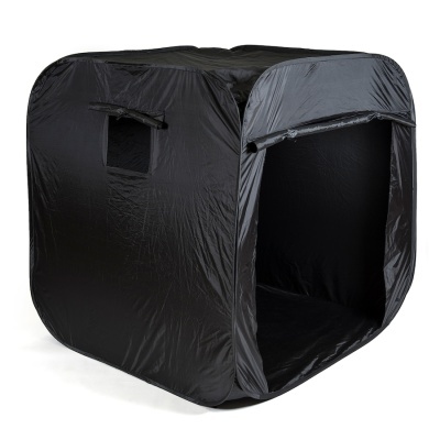 Tenda preta portátil em tecido com abertura frontal e janela lateral