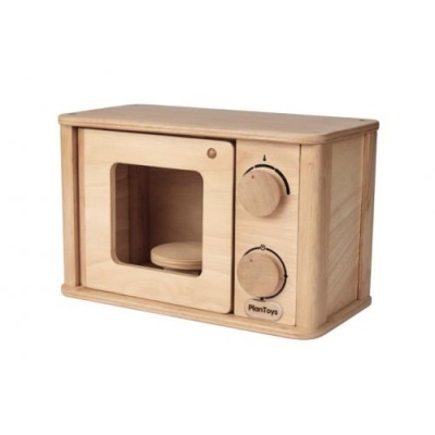 Micro-ondas de brinquedo em madeira clara com porta com janela e dois botões rotativos.