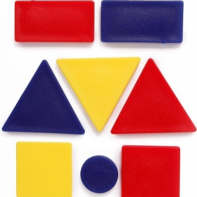 Peças geométricas coloridas em plástico em várias formas e cores