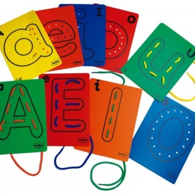 Cartões coloridos com letras do alfabeto e cordões para passar nas letras.
