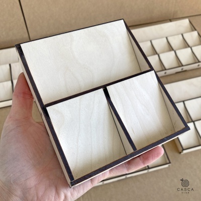 Caixa organizadora em madeira com três compartimentos de diferentes tamanhos