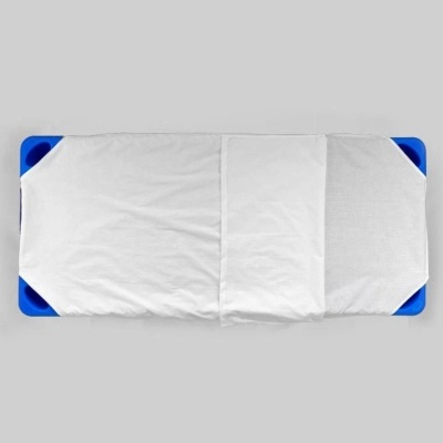 Colchão azul com lençol branco ajustado