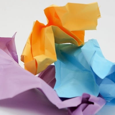 Sacos de plástico enrugados nas cores roxo, laranja e azul claro