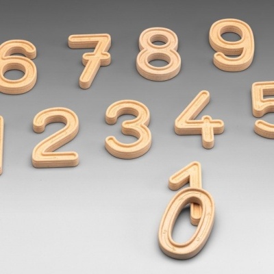 Números de madeira de 0 a 9 sobre superfície cinzenta