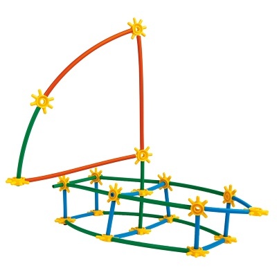 Brinquedo de construção colorido com estrutura de barco e vela