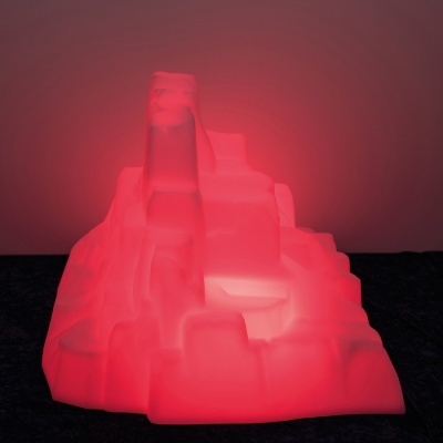 Lâmpada castelo vermelha em superfície escura