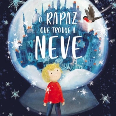 Capa de livro infantil O RAPAZ QUE TROUXE A NEVE com ilustração de menino, neve e castelo num globo de neve.