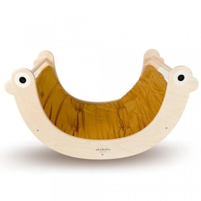 Balanço de madeira curva com tecido amarelo ocre e olhos pintados nas extremidades