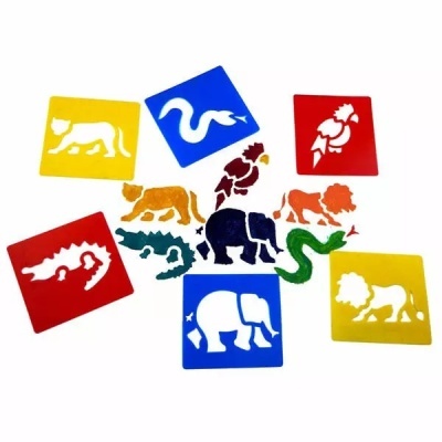 Estênceis plásticos coloridos com recortes de animais variados.