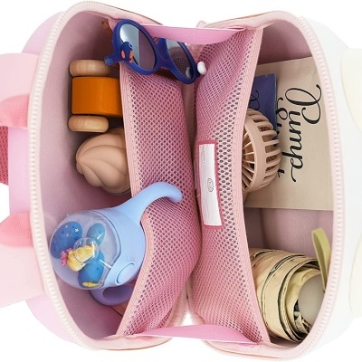 Mochila infantil rosa com orelhas brancas e compartimentos interiores com objetos diversos