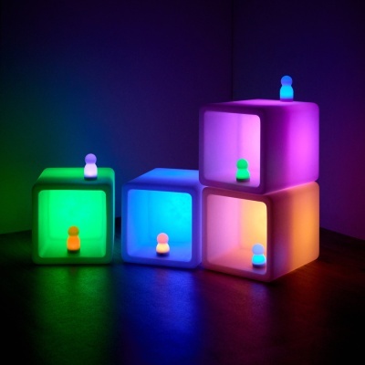 Conjunto de cubos iluminados com figuras humanas coloridas