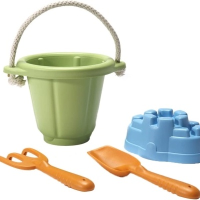 Conjunto de brinquedo de praia com balde verde, ancinho e pá laranja, e molde de castelo azul