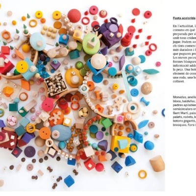 Pequenos objetos coloridos de madeira variados sobre fundo branco com texto em português