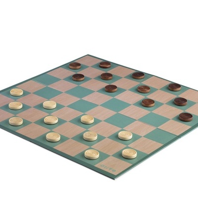 Tabuleiro de jogo de damas verde bege com peças castanhas e bege