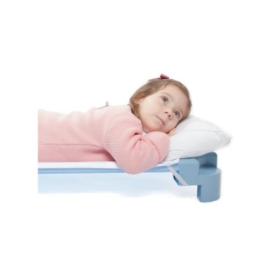 Cama infantil azul com colchão e almofada brancos, criança de camisola rosa deitada