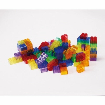 Blocos de construção coloridos em plástico translúcido sobre fundo branco