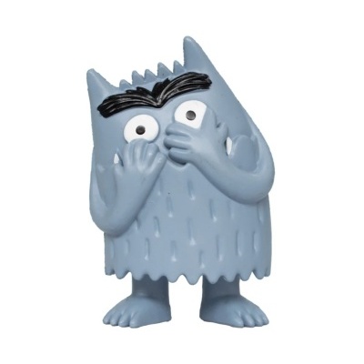 Figura decorativa cinzenta com olhos grandes e mãos a tapar o nariz