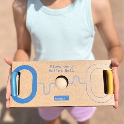 Jogo Playground Bullet Ball em caixa de cartão reciclado com detalhes azuis e amarelos