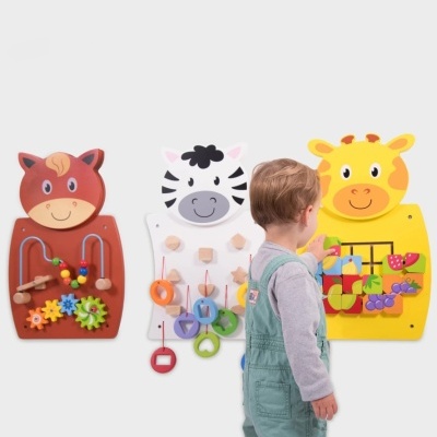 Painéis de parede de madeira para crianças com temas de cavalo, zebra e girafa com jogos educativos coloridos, criança a interagir com painel da girafa amarelo.