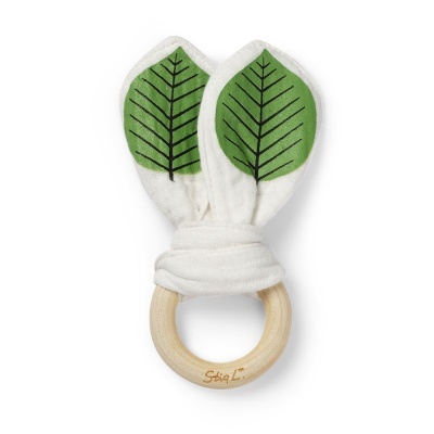 Chocalho de bebé com argola de madeira e tecido em forma de folhas verdes
