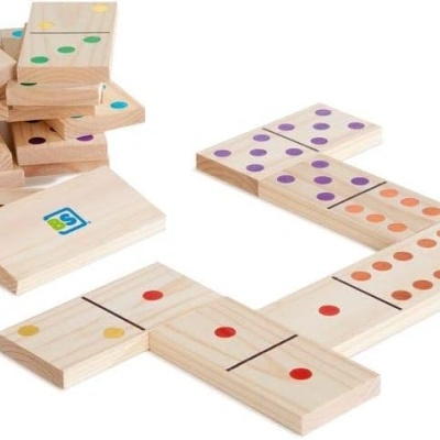 Jogo de dominó em madeira com fichas coloridas e embalagem