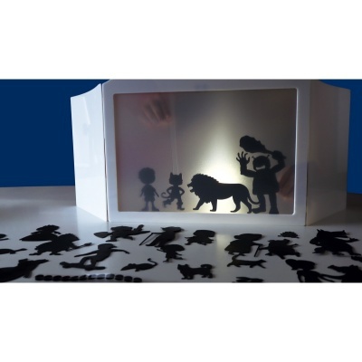 Caixa de sombras com silhuetas pretas de personagens e animais