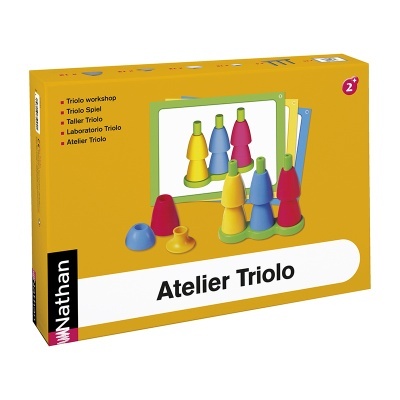 Caixa do jogo Atelier Triolo com peças coloridas sobre fundo amarelo
